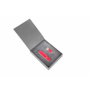 Giftset in red colour: Huntsman + pendrive PQI 8 GB